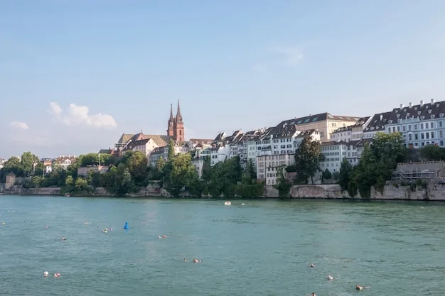 Panorama Bazela sa pogledom na reku Rajnu i istorijsko jezgro grada u junu.