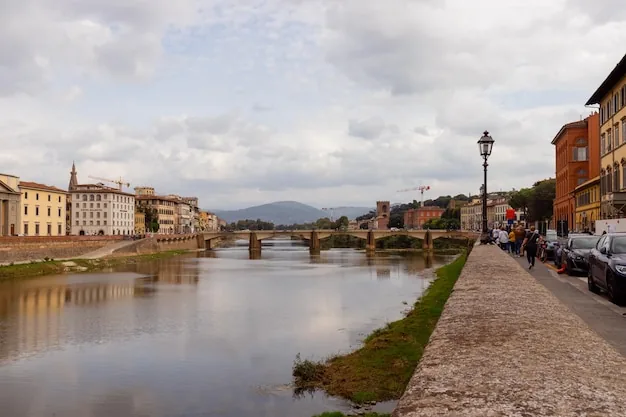 Panorama Pize sa pogledom na reku Arno i karakteristične toskanske krovove.