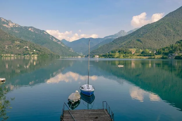 Panorama Fridrihshafena sa pogledom na Bodensko jezero i Alpe u daljini.