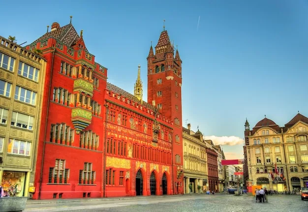 Impresivna crvena fasada Gradske kuće (Rathaus) na glavnom gradskom trgu.